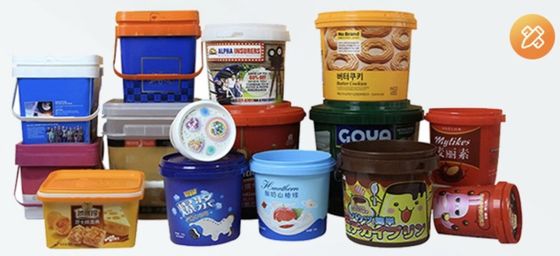 Stackbare weiße Plastikbehälter mit Deckel für Lebensmittellager
