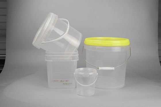 Durchsichtiger Plastikbehälter mit Metallgriff